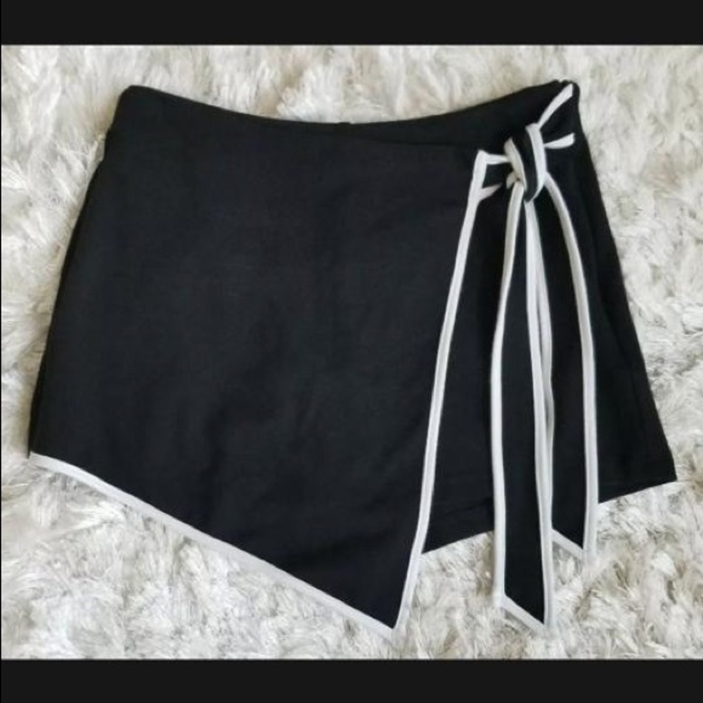 Forever 21 Black and white 2 in 1 short and skirt